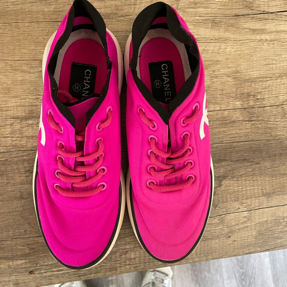CHANEL Pink Sneakers with White Logo and Streamlined Design - Picture 6 of 7